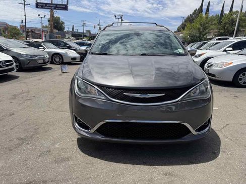 Used 2017 Chrysler Pacifica Touring-L w/ Tire & Wheel Group FWD image 2