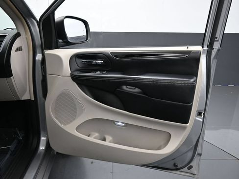 Used 2014 Chrysler Town & Country Touring-L FWD image 31