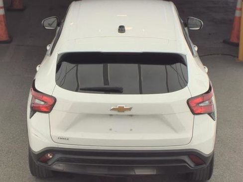 Used 2025 Chevrolet Trax LS w/ LS Convenience Package image 5