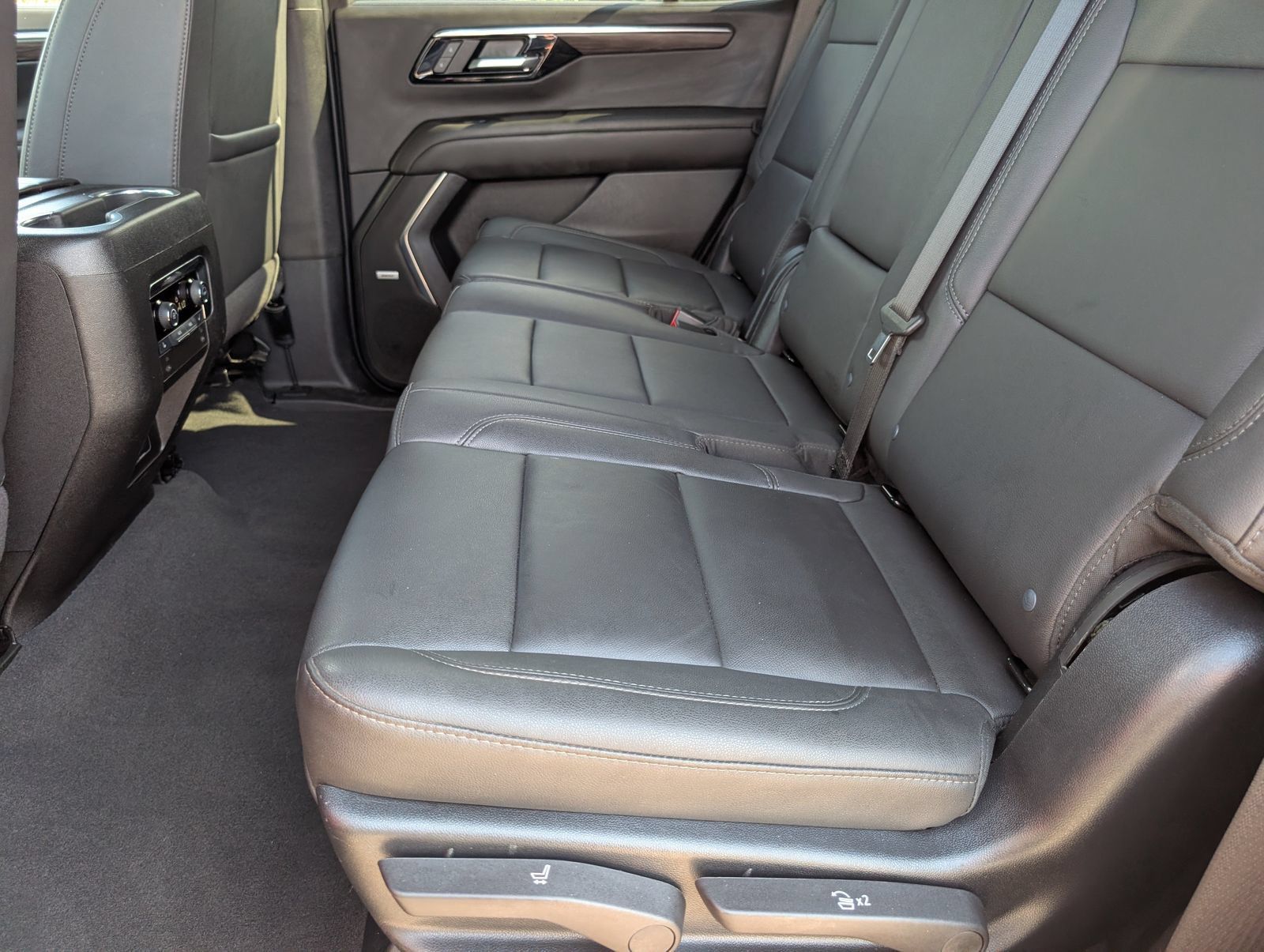 Used 2025 Chevrolet Tahoe Z71 w/ Comfort Package AWD/4WD image 16