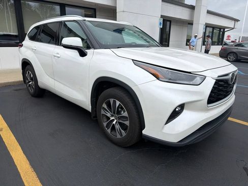 Certified 2021 Toyota Highlander XLE AWD/4WD image 9