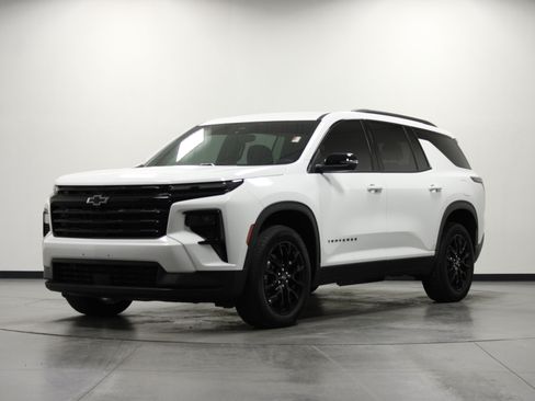 Used 2025 Chevrolet Traverse LT w/ Midnight/Sport Edition FWD image 8