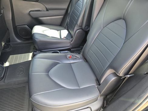 Used 2022 Toyota Highlander XLE AWD/4WD image 19