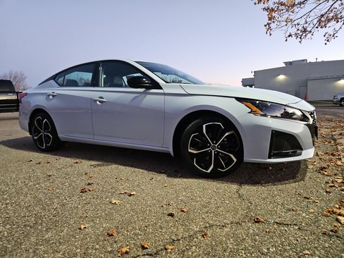 Used 2024 Nissan Altima 2.5 SR w/ SR Premium Package image 2