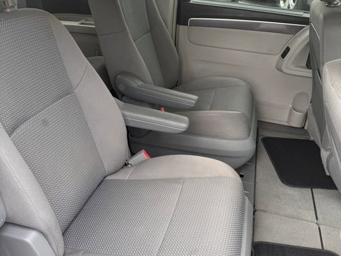 Used 2012 Volkswagen Routan S image 11