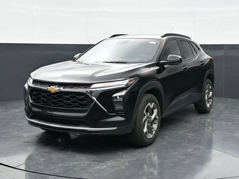 Used 2025 Chevrolet Trax LT w/ LT Convenience Package FWD image 5