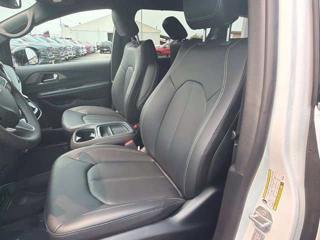 New 2027 Chrysler Pacifica Select AWD/4WD image 20