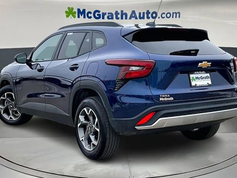 Used 2024 Chevrolet Trax LT w/ LT Convenience Package image 4