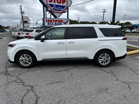 Used 2023 Kia Carnival LX image 3