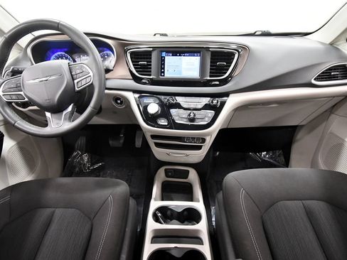 Used 2022 Chrysler Voyager LX FWD image 3