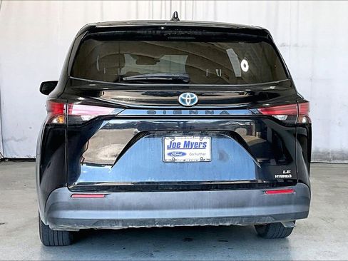 Used 2022 Toyota Sienna LE image 4