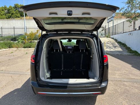 Used 2023 Chrysler Pacifica Touring-L image 34