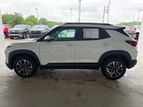 Used 2024 Chevrolet TrailBlazer LT AWD/4WD image 3