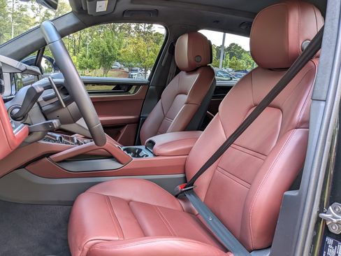Certified 2025 Porsche Cayenne Turbo AWD/4WD image 5
