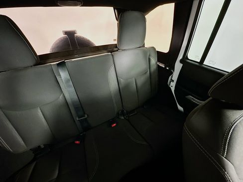Used 2018 Jeep Wrangler Unlimited Sahara w/ Connectivity Group AWD/4WD image 14