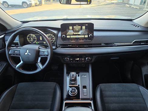 Used 2024 Mitsubishi Outlander 4WD Plug-In Hybrid image 17