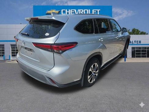 Used 2020 Toyota Highlander XLE image 4