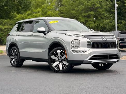 Used 2025 Mitsubishi Outlander SE FWD image 2