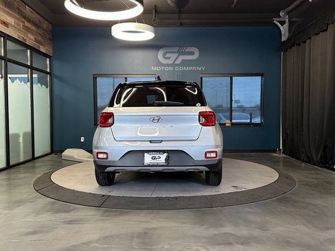 Used 2021 Hyundai Venue SE FWD image 4