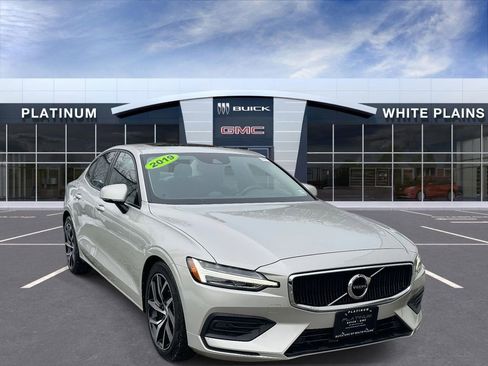 Used 2019 Volvo S60 T6 Momentum w/ Premium Package image 1