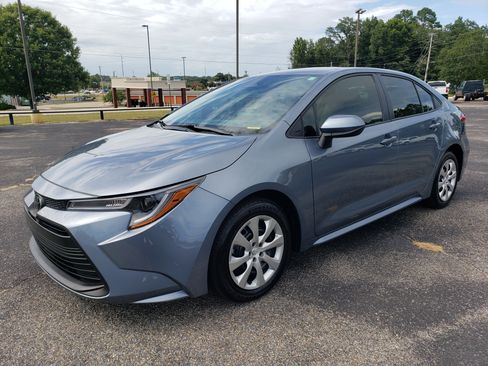 Used 2025 Toyota Corolla LE FWD image 2
