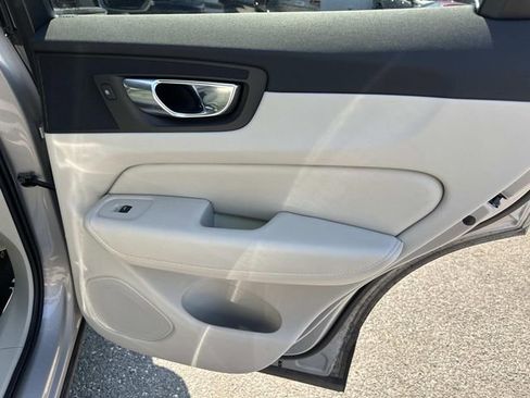 Used 2022 Volvo XC60 B5 Inscription w/ Advanced Package FWD image 11