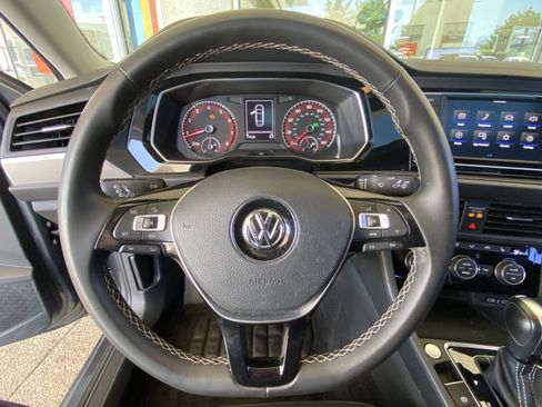 Used 2021 Volkswagen Jetta SE FWD image 19