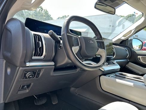 Used 2025 Ford Expedition Platinum w/ Driver's Package AWD/4WD image 10