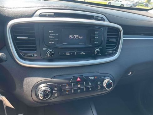 Used 2017 Kia Sorento AWD image 9