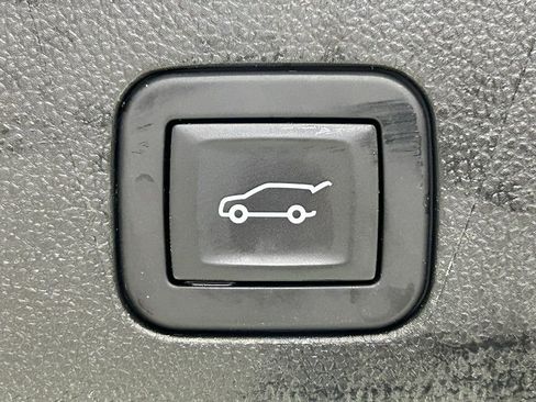 Used 2025 Chevrolet Suburban Z71 AWD/4WD image 17
