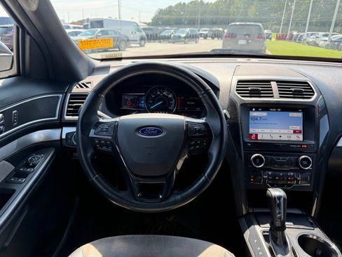 Used 2017 Ford Explorer XLT w/ Equipment Group 202A FWD image 7