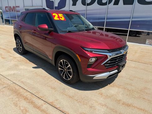 Used 2025 Chevrolet TrailBlazer LT FWD image 2
