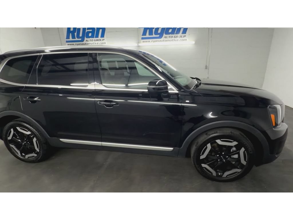 Used 2023 Kia Telluride EX w/ EX Captain's Chair Package AWD/4WD image 2