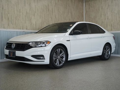 Used 2020 Volkswagen Jetta R-Line w/ R-Line Cold Weather Package FWD image 4