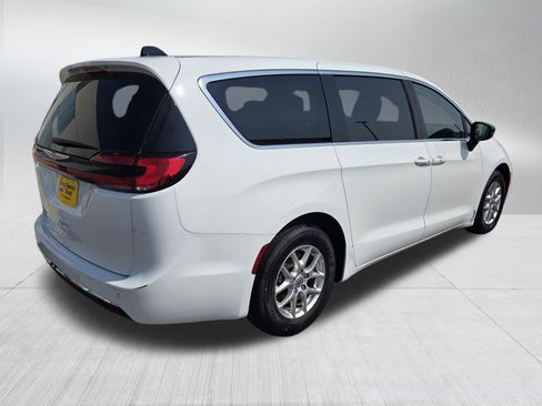 Used 2024 Chrysler Pacifica Touring-L FWD image 7