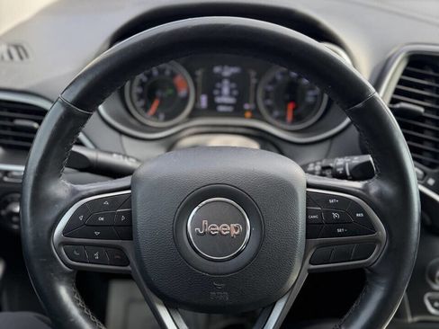 Used 2019 Jeep Cherokee Latitude Plus w/ Cold Weather Group image 9