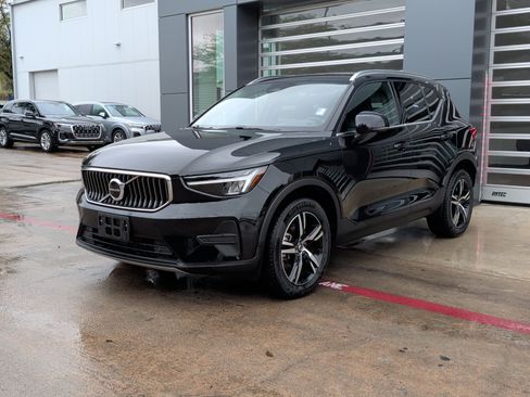 Used 2025 Volvo XC40 B5 Core image 5