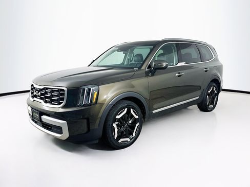 Used 2025 Kia Telluride S FWD image 3