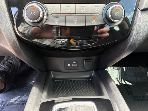 Used 2019 Nissan Rogue S FWD image 25