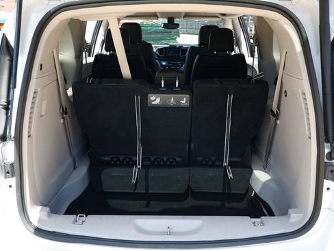 Used 2019 Chrysler Pacifica Touring-L FWD image 24