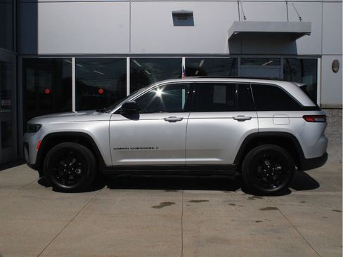 Used 2026 Jeep Grand Cherokee Altitude AWD/4WD image 4