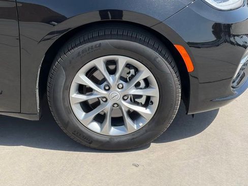 Certified 2026 Chrysler Pacifica Limited image 7