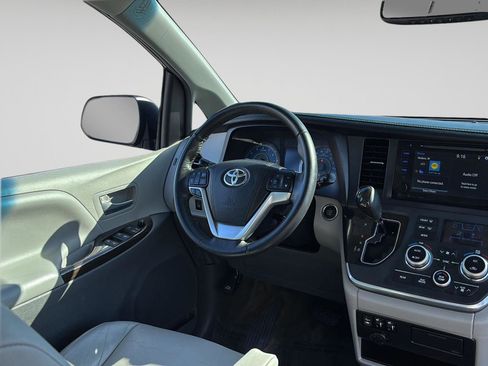 Used 2017 Toyota Sienna XLE image 7