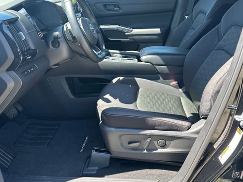 Used 2025 Nissan Pathfinder SV FWD image 9