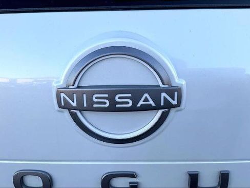 Certified 2025 Nissan Rogue SV image 29