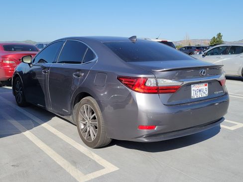 Used 2017 Lexus ES 300h image 2