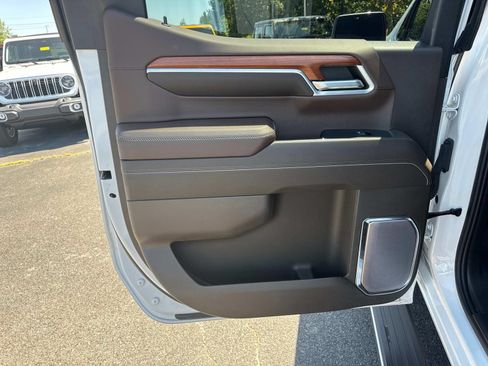 Used 2022 GMC Sierra 1500 Denali w/ Denali Reserve Package AWD/4WD image 17