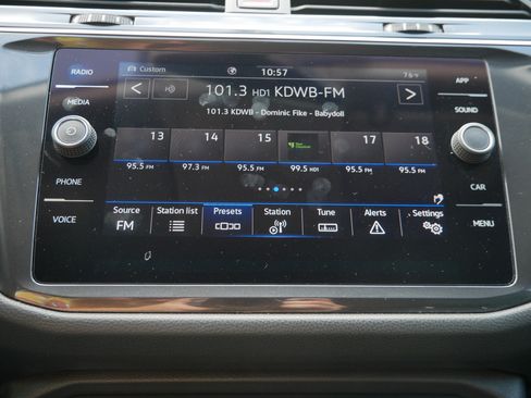 Used 2021 Volkswagen Tiguan SE AWD/4WD image 26