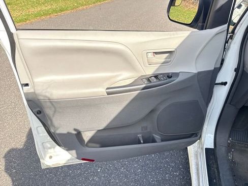 Used 2019 Toyota Sienna L image 19