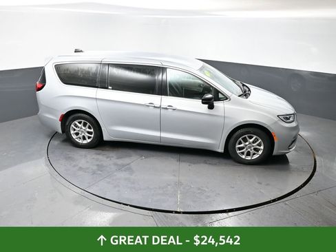 Used 2024 Chrysler Pacifica Touring-L FWD image 46
